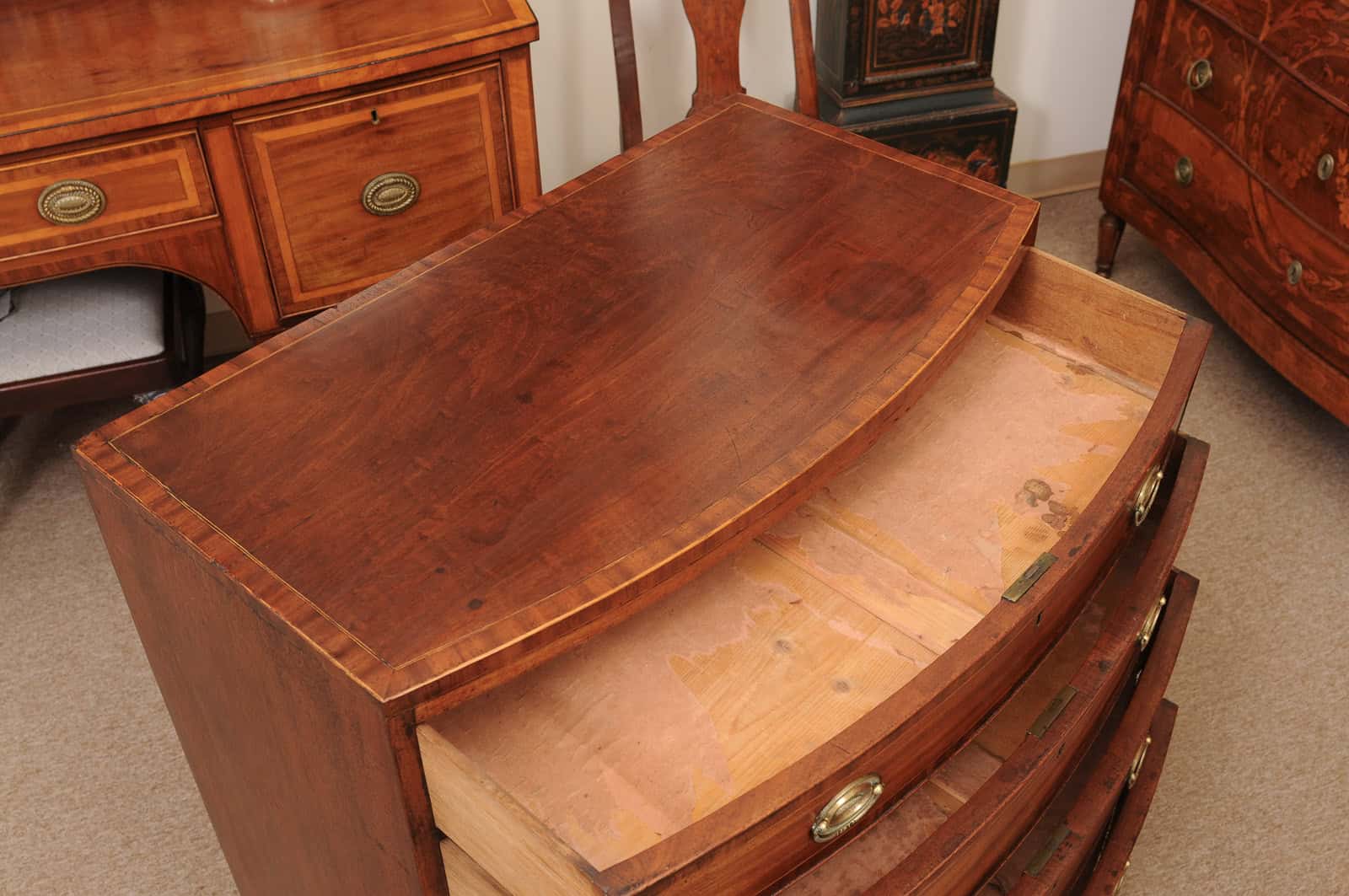 English 19th Century Small Bowfront Chest with Crossbanded Top, String Inlay and Splayed Feet - Image 6