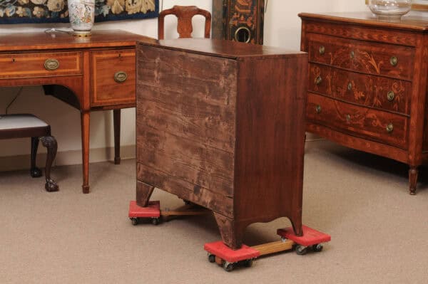 English 19th Century Small Bowfront Chest with Crossbanded Top, String Inlay and Splayed Feet - Image 8