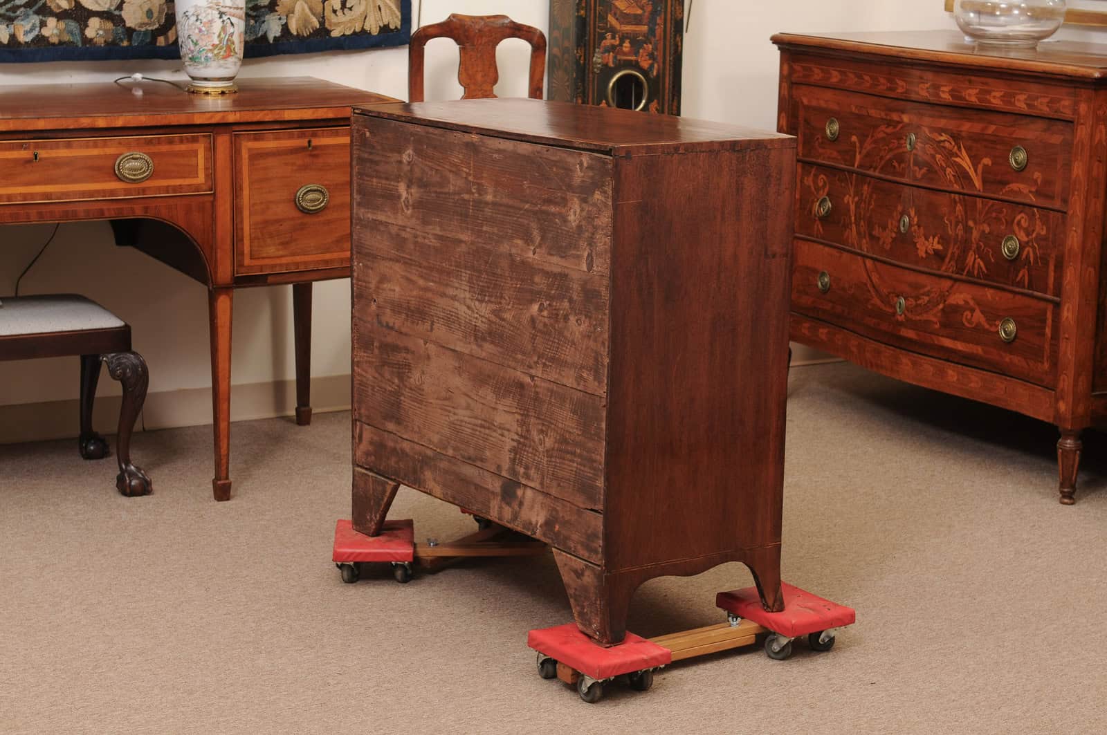 English 19th Century Small Bowfront Chest with Crossbanded Top, String Inlay and Splayed Feet - Image 8