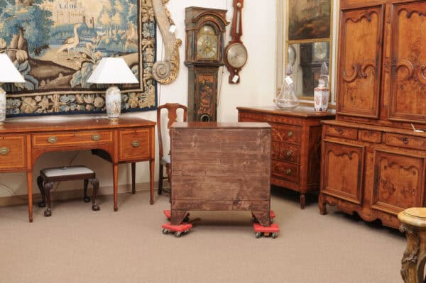 English 19th Century Small Bowfront Chest with Crossbanded Top, String Inlay and Splayed Feet - Image 9