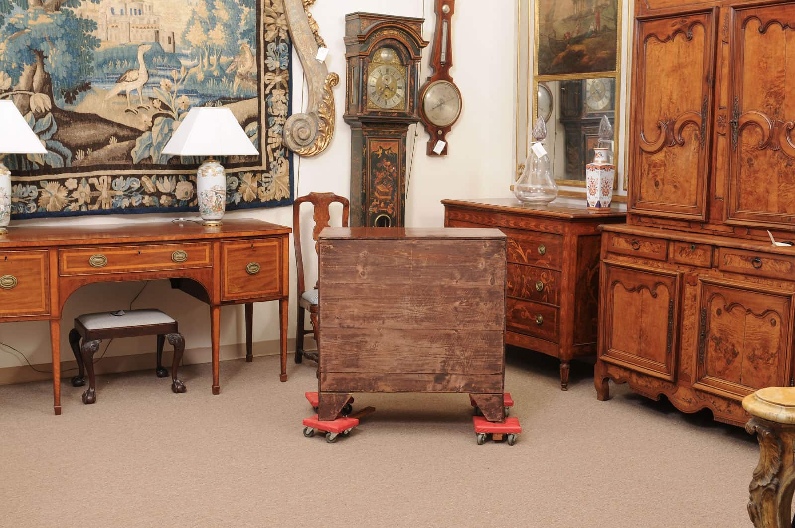 English 19th Century Small Bowfront Chest with Crossbanded Top, String Inlay and Splayed Feet - Image 9