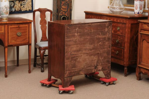 English 19th Century Small Bowfront Chest with Crossbanded Top, String Inlay and Splayed Feet - Image 10