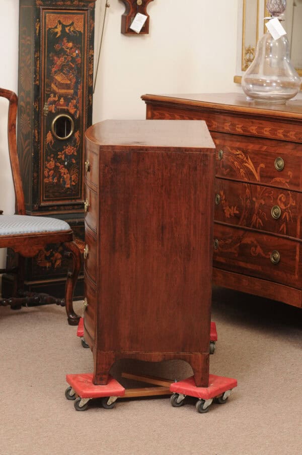English 19th Century Small Bowfront Chest with Crossbanded Top, String Inlay and Splayed Feet - Image 11