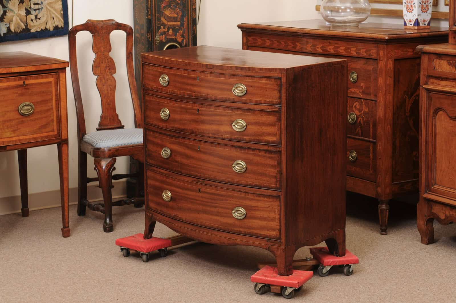 English 19th Century Small Bowfront Chest with Crossbanded Top, String Inlay and Splayed Feet - Image 12