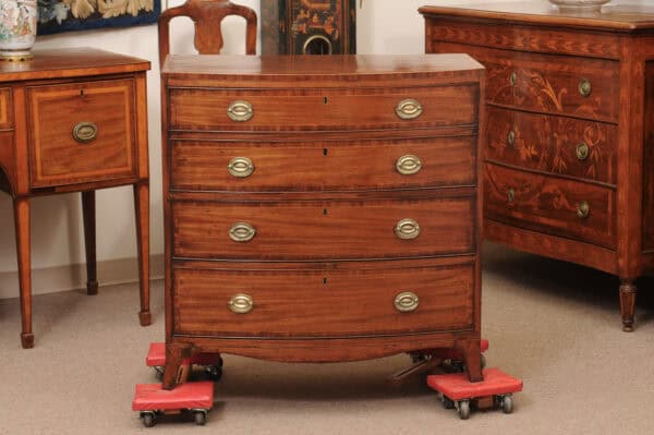 English 19th Century Small Bowfront Chest with Crossbanded Top, String Inlay and Splayed Feet - Image 13