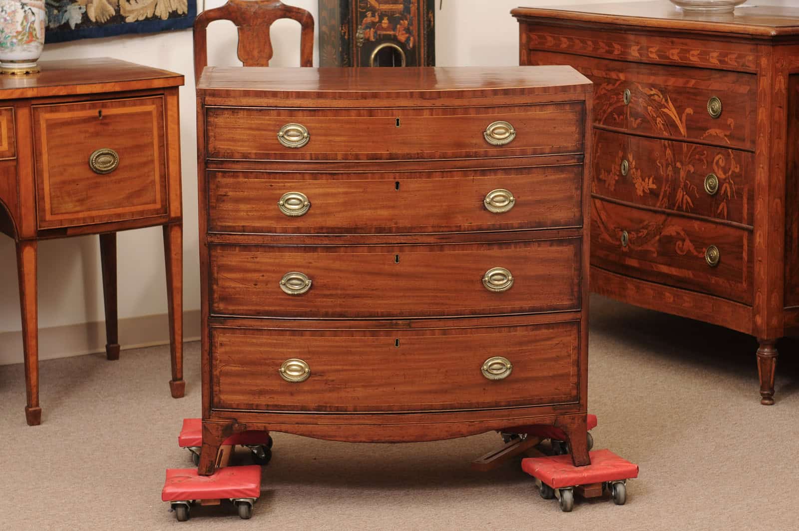 English 19th Century Small Bowfront Chest with Crossbanded Top, String Inlay and Splayed Feet - Image 13