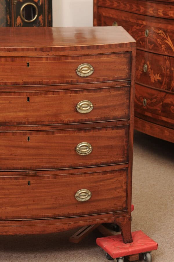English 19th Century Small Bowfront Chest with Crossbanded Top, String Inlay and Splayed Feet - Image 14