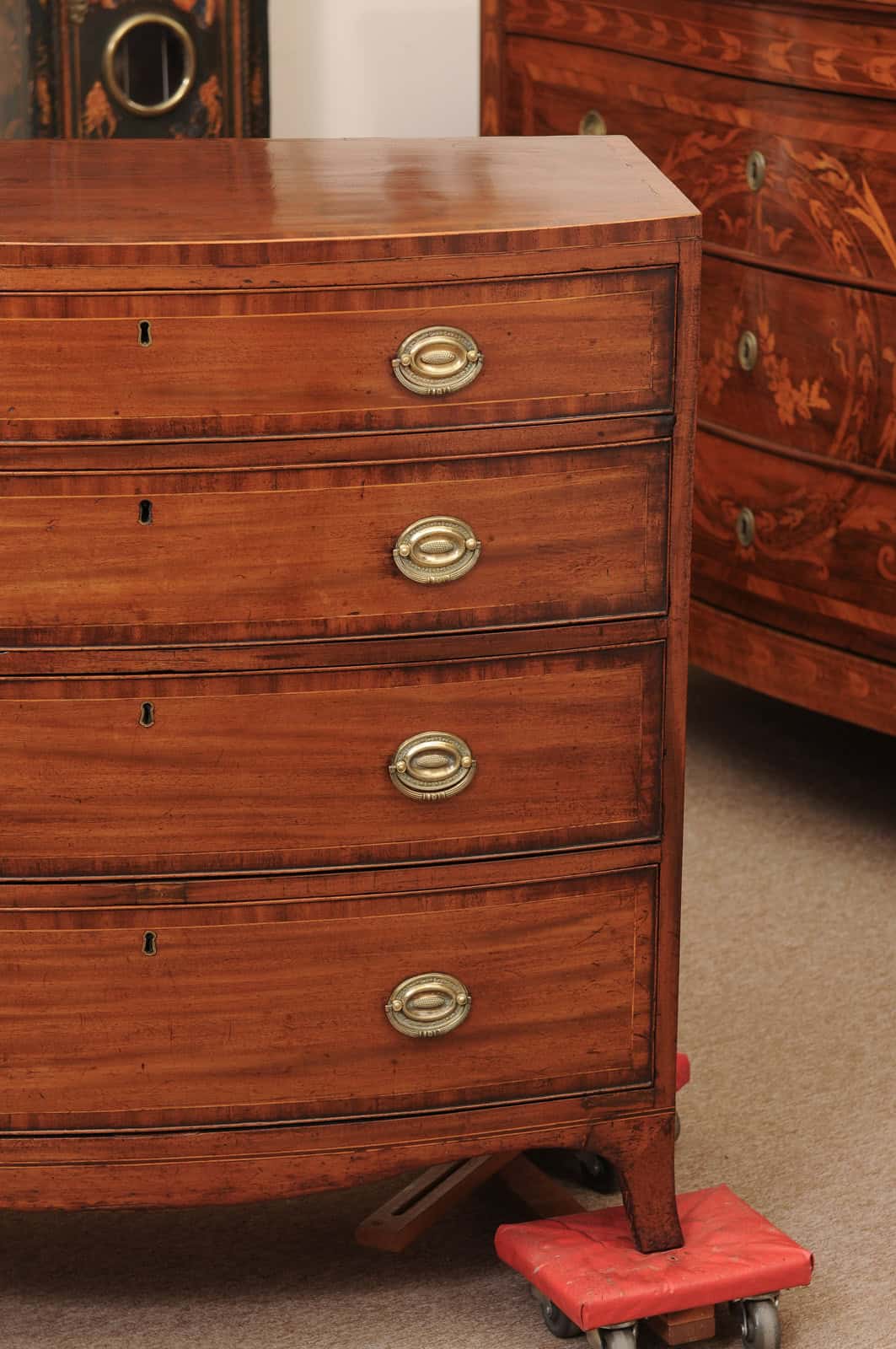 English 19th Century Small Bowfront Chest with Crossbanded Top, String Inlay and Splayed Feet - Image 14