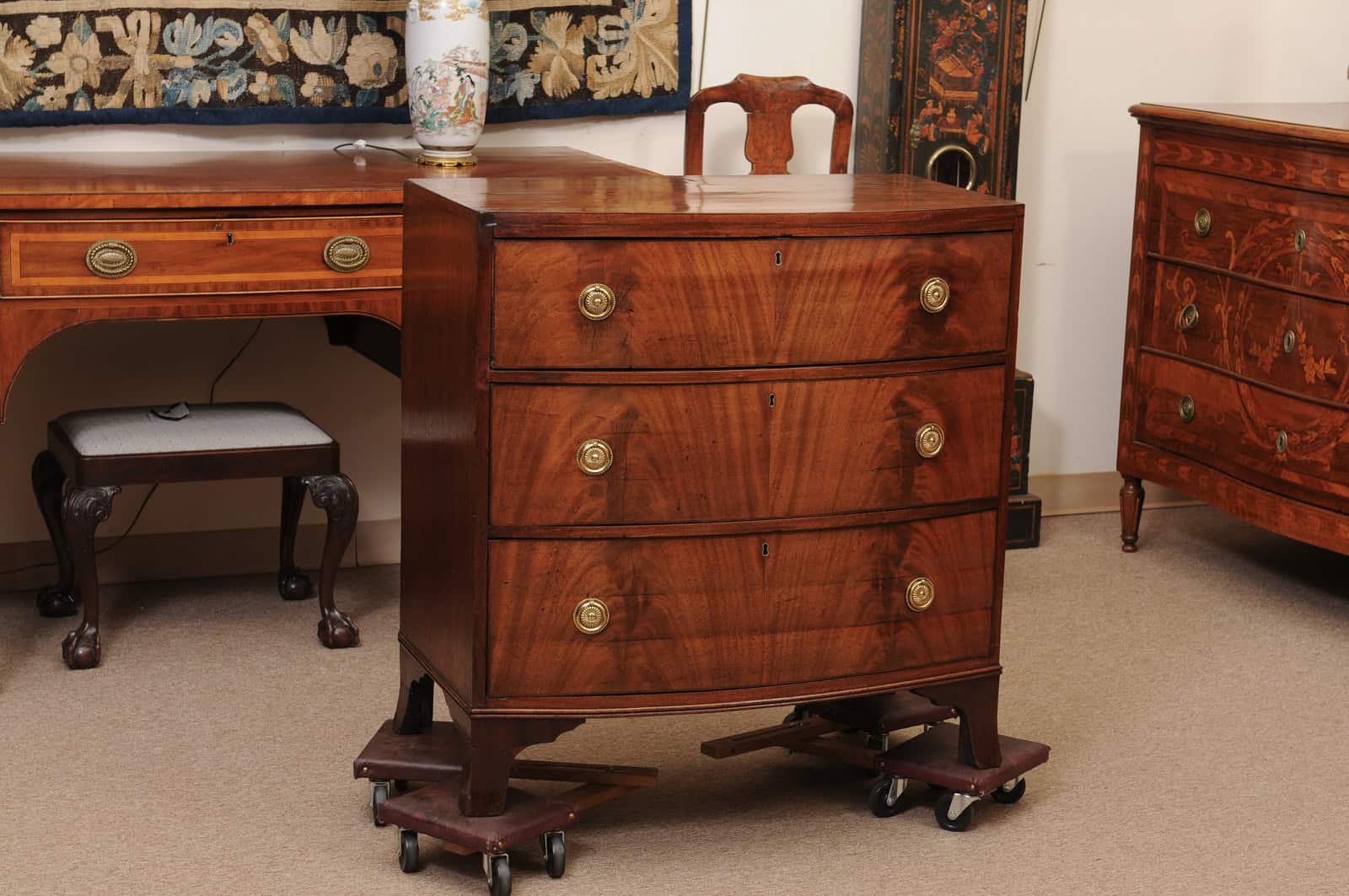 Small English 19th Century Bowfront Mahogany Chest with 3 Drawers and Bracket Feet - Image 3