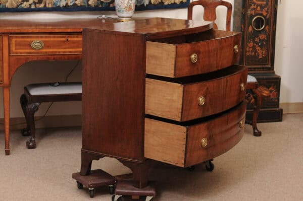 Small English 19th Century Bowfront Mahogany Chest with 3 Drawers and Bracket Feet - Image 4