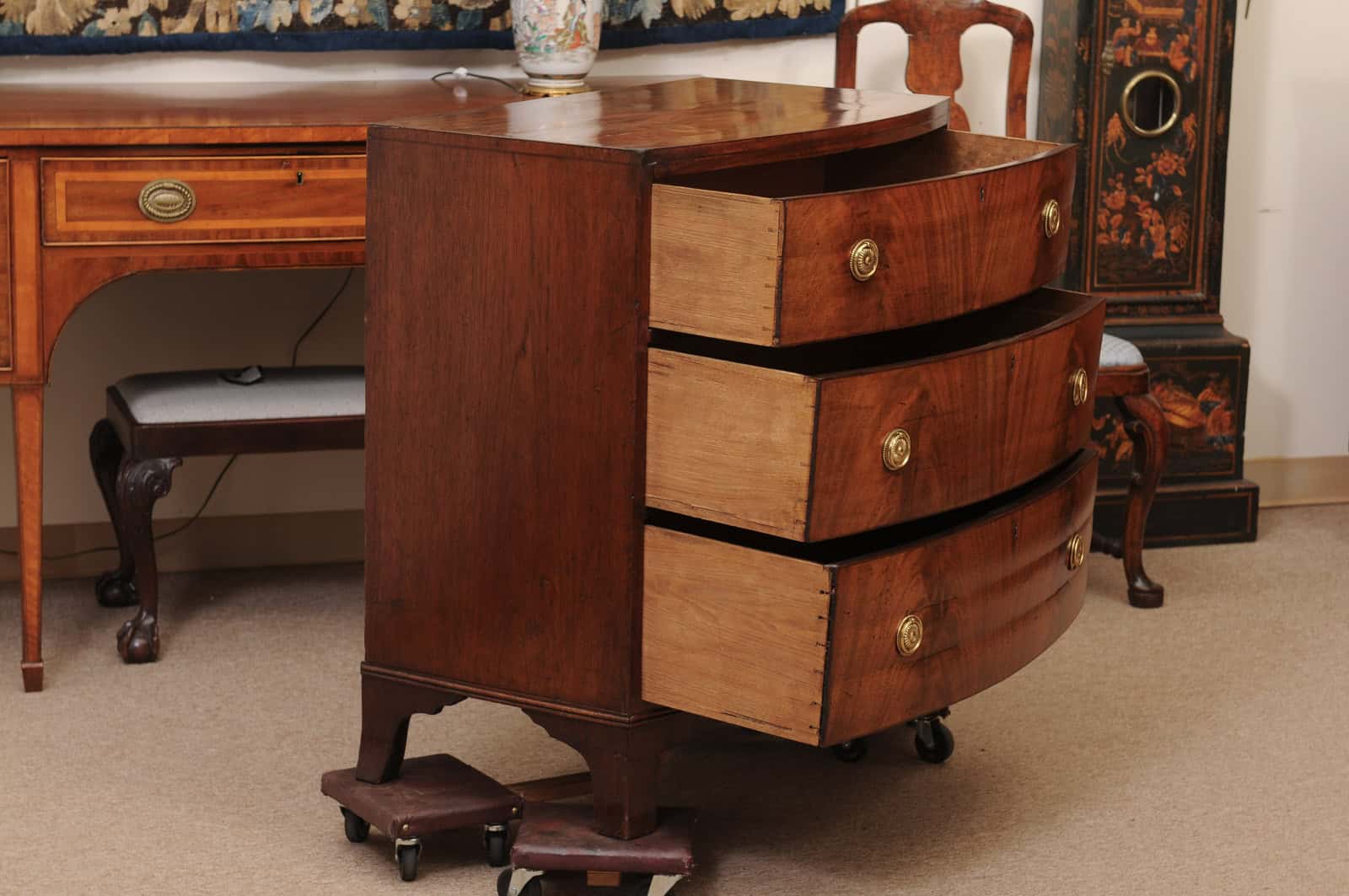 Small English 19th Century Bowfront Mahogany Chest with 3 Drawers and Bracket Feet - Image 4