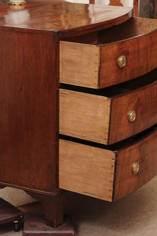 Small English 19th Century Bowfront Mahogany Chest with 3 Drawers and Bracket Feet - Image 5