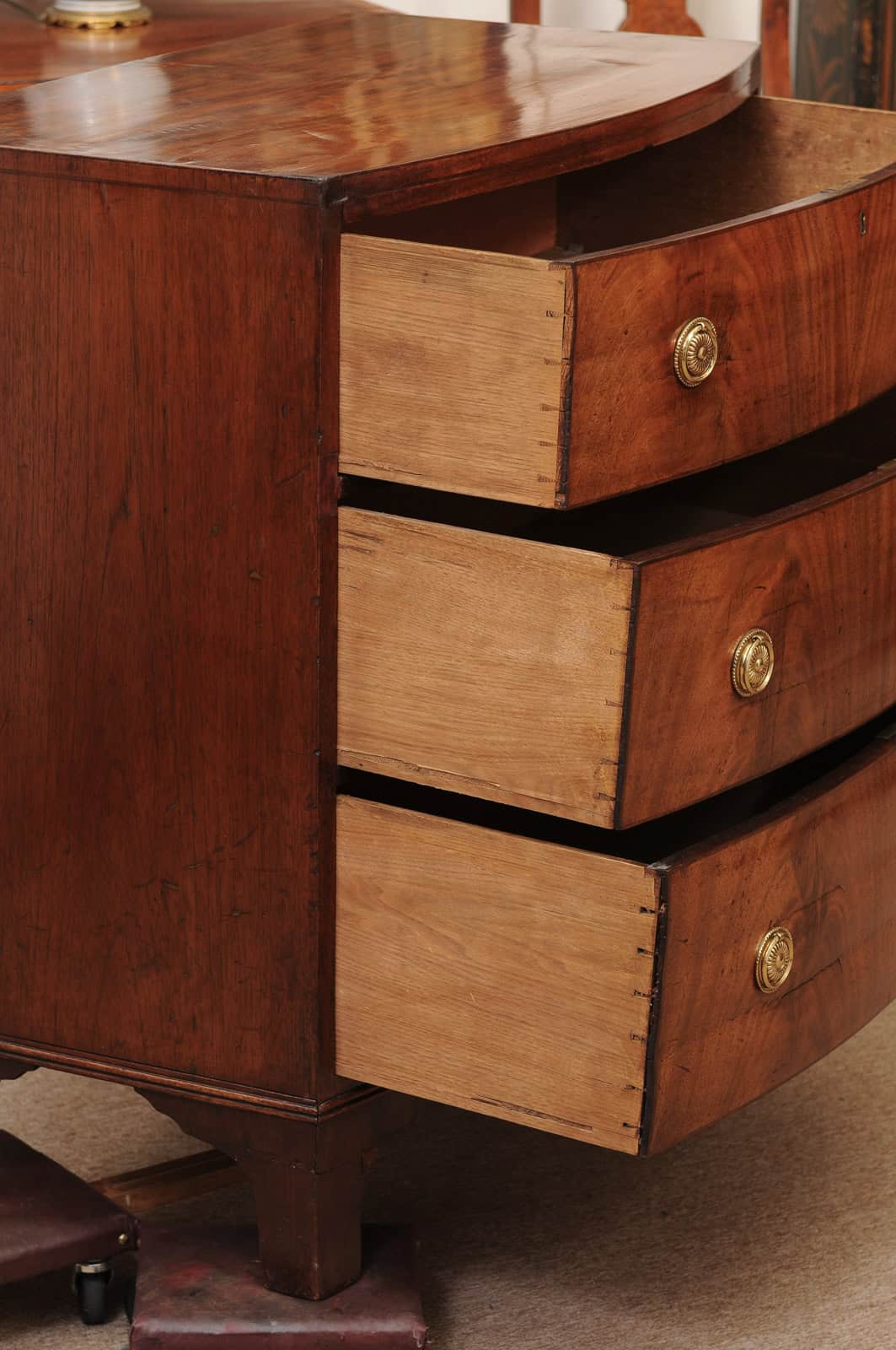 Small English 19th Century Bowfront Mahogany Chest with 3 Drawers and Bracket Feet - Image 5