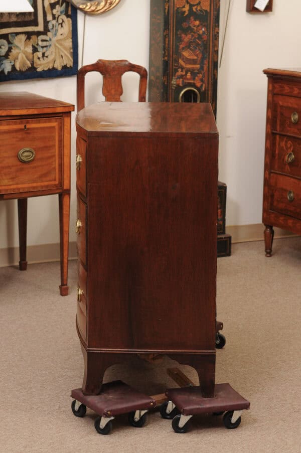 Small English 19th Century Bowfront Mahogany Chest with 3 Drawers and Bracket Feet - Image 11