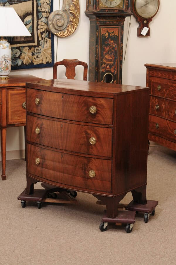 Small English 19th Century Bowfront Mahogany Chest with 3 Drawers and Bracket Feet - Image 12
