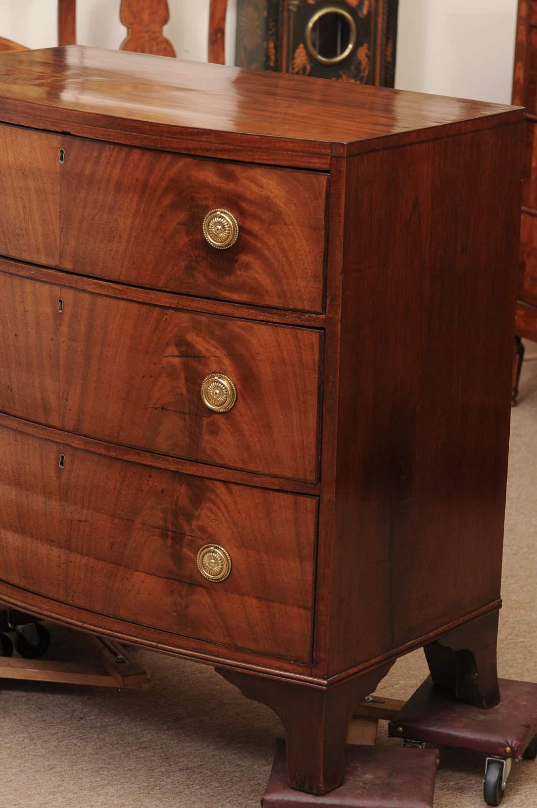 Small English 19th Century Bowfront Mahogany Chest with 3 Drawers and Bracket Feet - Image 13