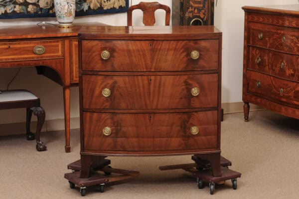 Small English 19th Century Bowfront Mahogany Chest with 3 Drawers and Bracket Feet - Image 14