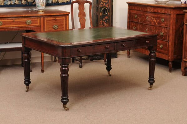 English 19th Century Oak Partner's Writing table with 4 Drawers, Green Leather Top and Rounded Fluted Legs - Image 3