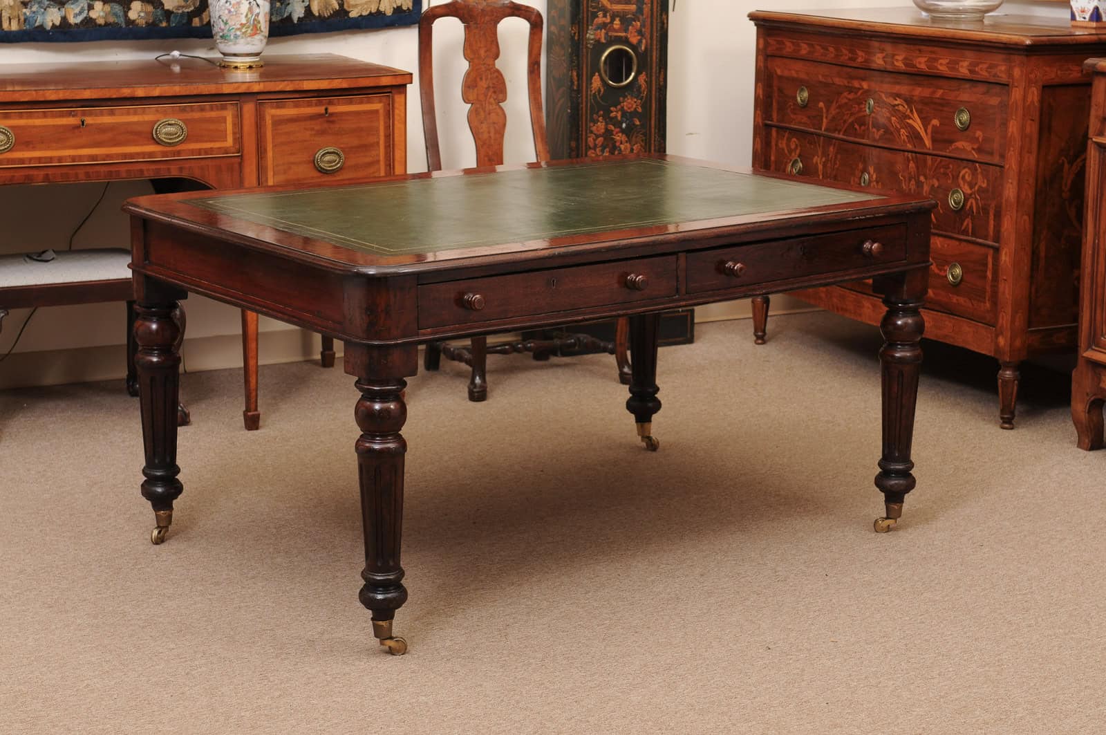 English 19th Century Oak Partner's Writing table with 4 Drawers, Green Leather Top and Rounded Fluted Legs - Image 3