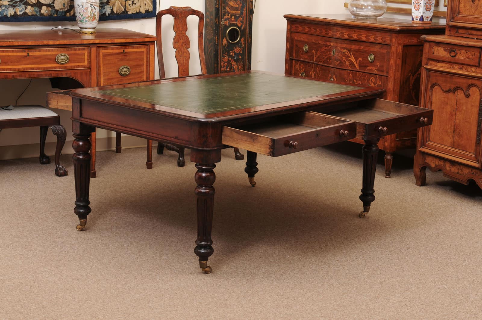 English 19th Century Oak Partner's Writing table with 4 Drawers, Green Leather Top and Rounded Fluted Legs - Image 4