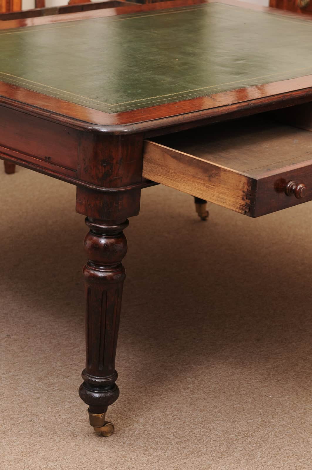 English 19th Century Oak Partner's Writing table with 4 Drawers, Green Leather Top and Rounded Fluted Legs - Image 5