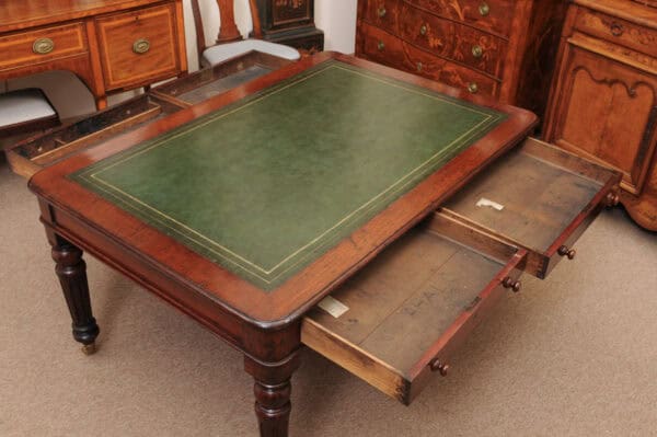 English 19th Century Oak Partner's Writing table with 4 Drawers, Green Leather Top and Rounded Fluted Legs - Image 6