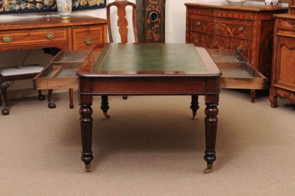English 19th Century Oak Partner's Writing table with 4 Drawers, Green Leather Top and Rounded Fluted Legs - Image 7