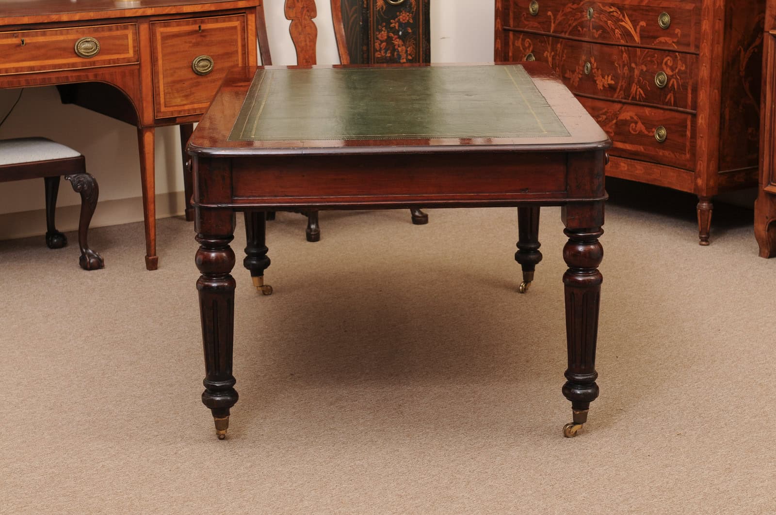 English 19th Century Oak Partner's Writing table with 4 Drawers, Green Leather Top and Rounded Fluted Legs - Image 8