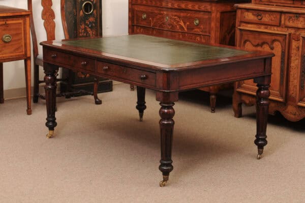 English 19th Century Oak Partner's Writing table with 4 Drawers, Green Leather Top and Rounded Fluted Legs - Image 9