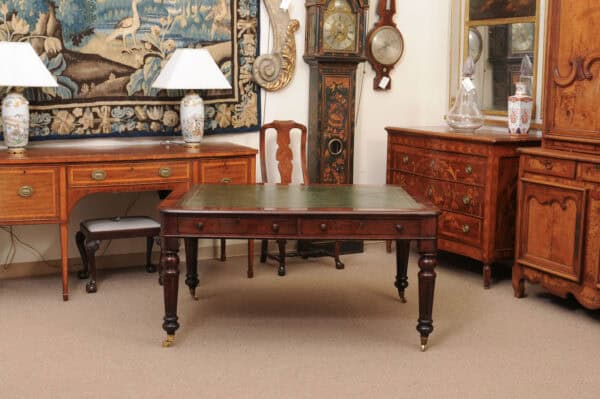 English 19th Century Oak Partner's Writing table with 4 Drawers, Green Leather Top and Rounded Fluted Legs - Image 10