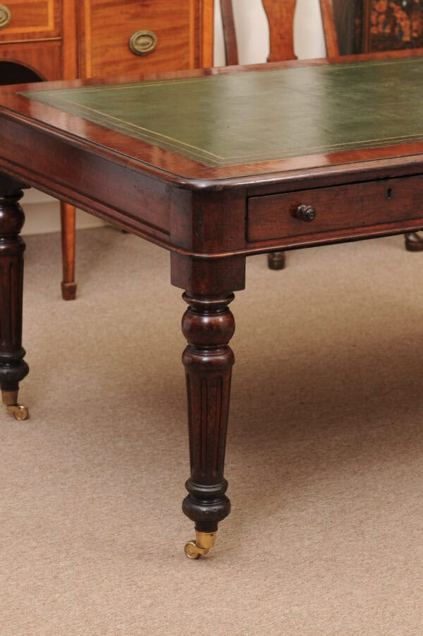 English 19th Century Oak Partner's Writing table with 4 Drawers, Green Leather Top and Rounded Fluted Legs - Image 11