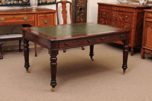 English 19th Century Oak Partner's Writing table with 4 Drawers, Green Leather Top and Rounded Fluted Legs - Image 12
