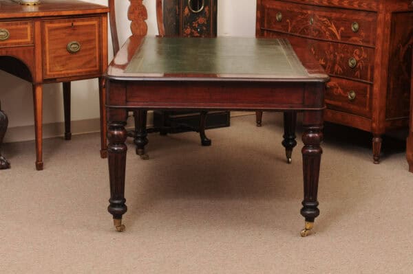 English 19th Century Oak Partner's Writing table with 4 Drawers, Green Leather Top and Rounded Fluted Legs - Image 13