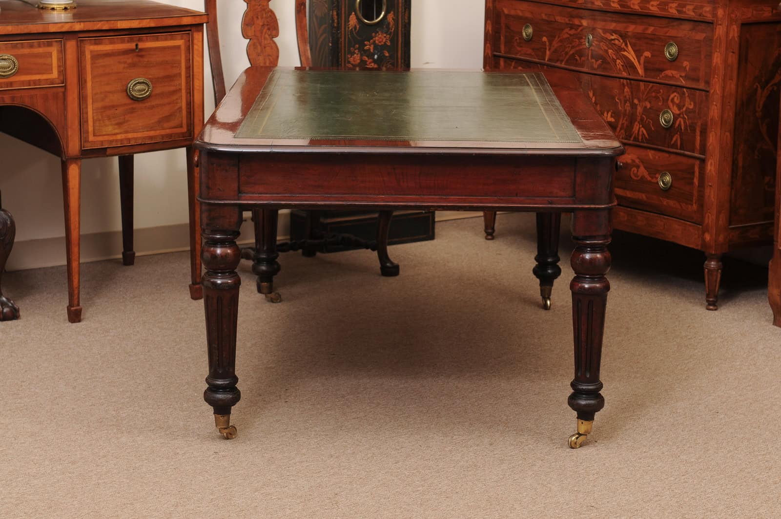 English 19th Century Oak Partner's Writing table with 4 Drawers, Green Leather Top and Rounded Fluted Legs - Image 13