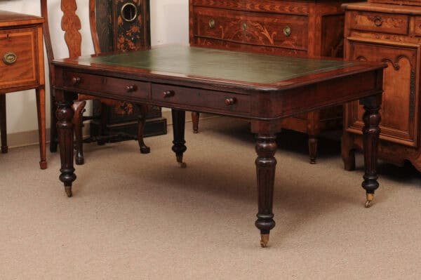 English 19th Century Oak Partner's Writing table with 4 Drawers, Green Leather Top and Rounded Fluted Legs - Image 14