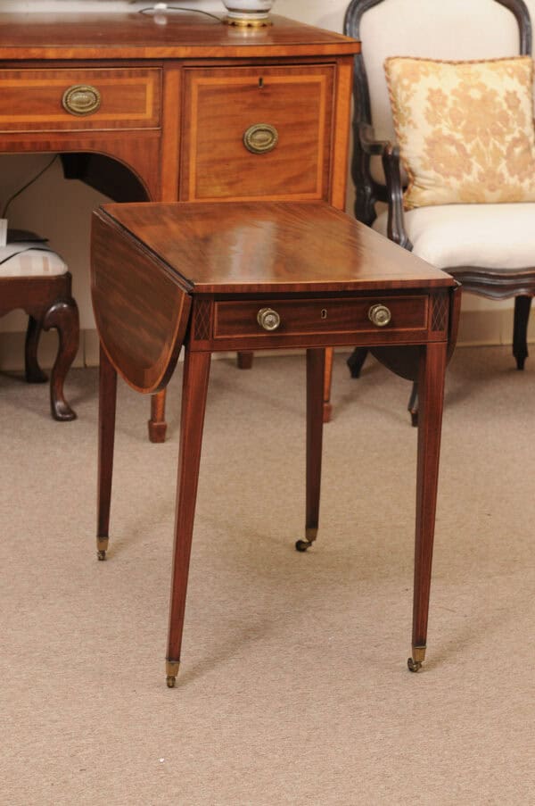 English George III Pembroke Table with Crossbanding and String Inlay - Image 3