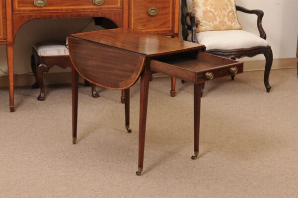 English George III Pembroke Table with Crossbanding and String Inlay - Image 4