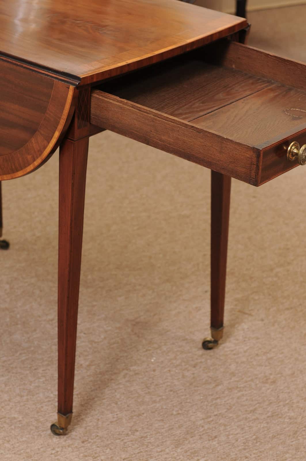 English George III Pembroke Table with Crossbanding and String Inlay - Image 5