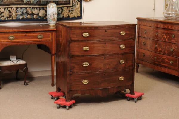 English 19th Century Mahogany Bowfront Chest with reeded edge, Graduated 4 Drawers and Shaped Apron - Image 3