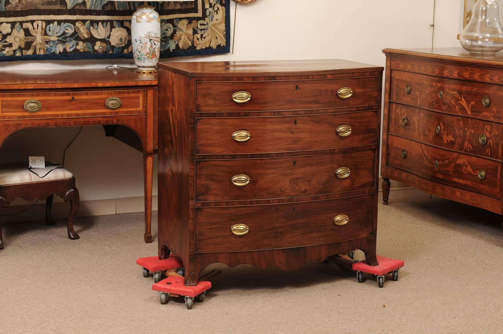 English 19th Century Mahogany Bowfront Chest with reeded edge, Graduated 4 Drawers and Shaped Apron - Image 3