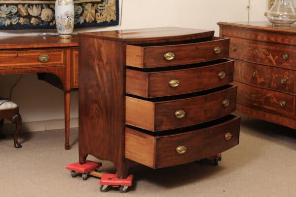 English 19th Century Mahogany Bowfront Chest with reeded edge, Graduated 4 Drawers and Shaped Apron - Image 4
