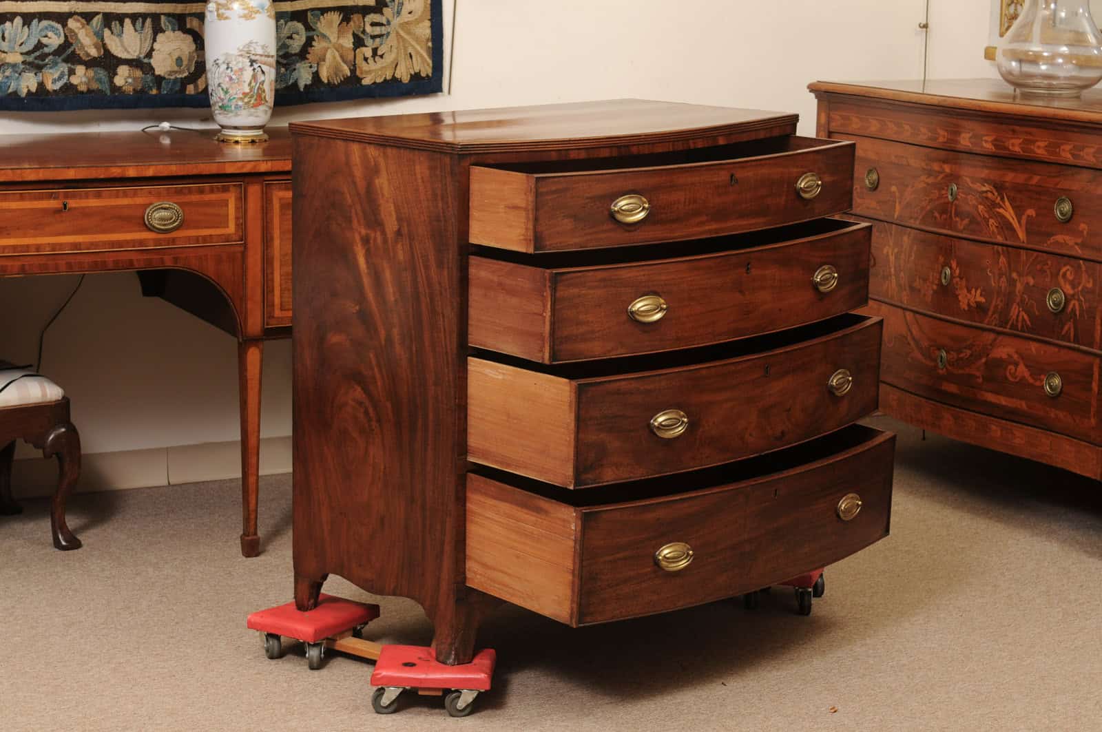 English 19th Century Mahogany Bowfront Chest with reeded edge, Graduated 4 Drawers and Shaped Apron - Image 4
