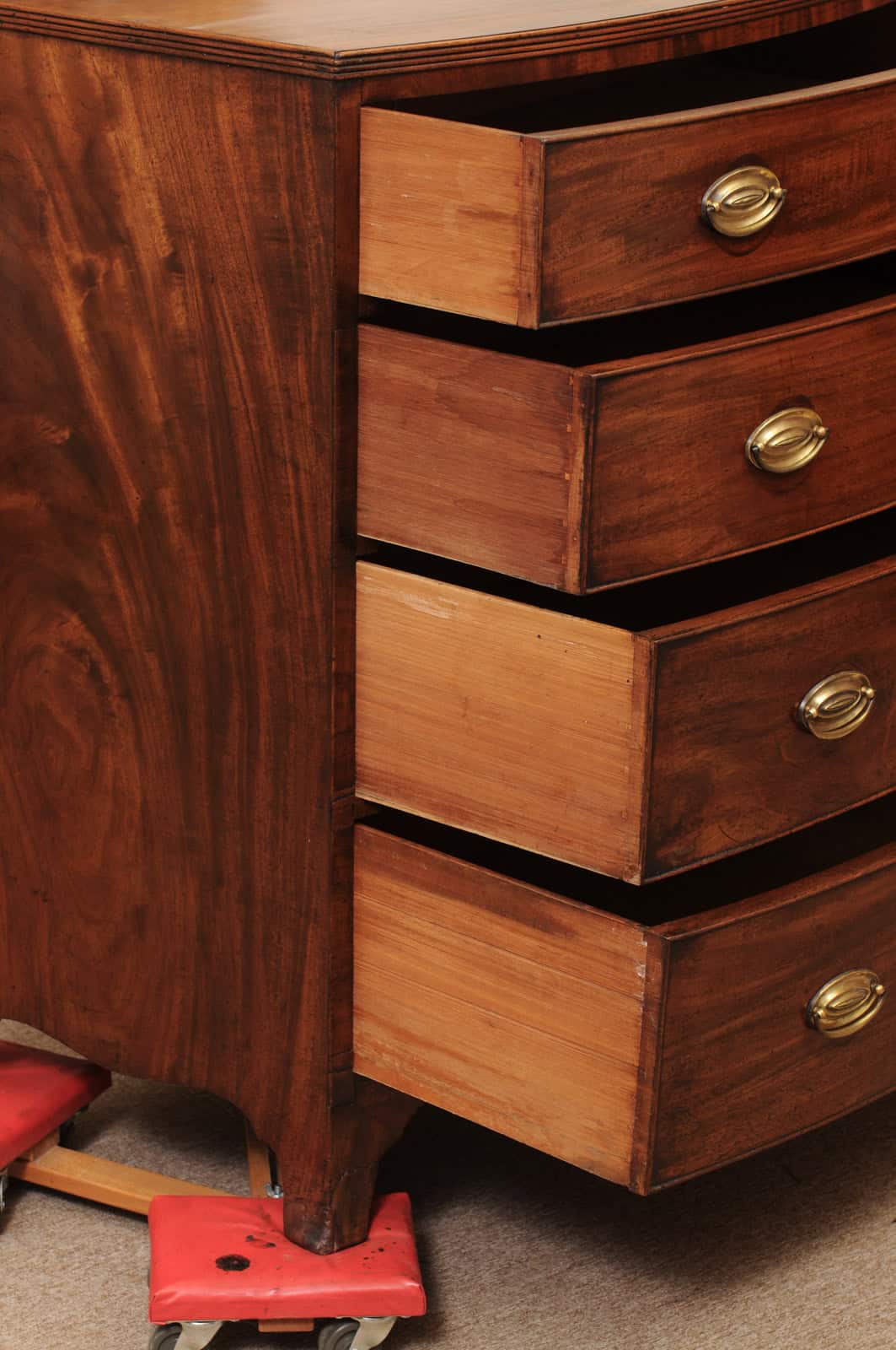 English 19th Century Mahogany Bowfront Chest with reeded edge, Graduated 4 Drawers and Shaped Apron - Image 5