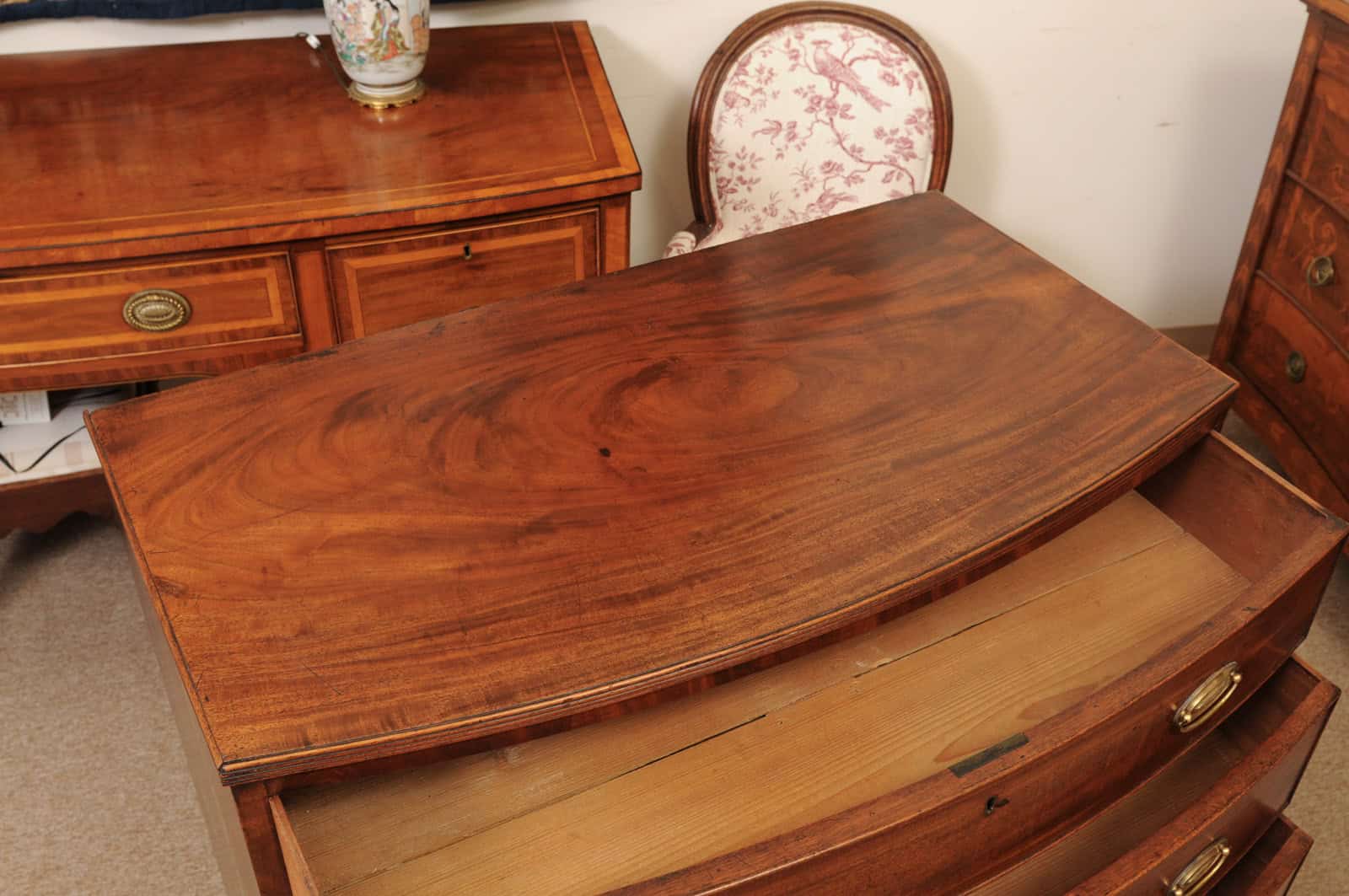 English 19th Century Mahogany Bowfront Chest with reeded edge, Graduated 4 Drawers and Shaped Apron - Image 6