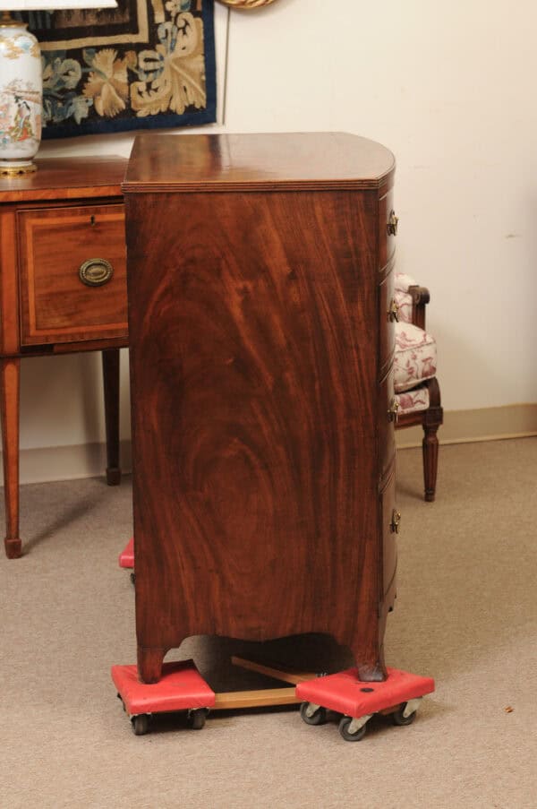 English 19th Century Mahogany Bowfront Chest with reeded edge, Graduated 4 Drawers and Shaped Apron - Image 7