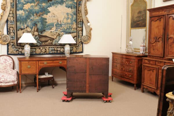 English 19th Century Mahogany Bowfront Chest with reeded edge, Graduated 4 Drawers and Shaped Apron - Image 10