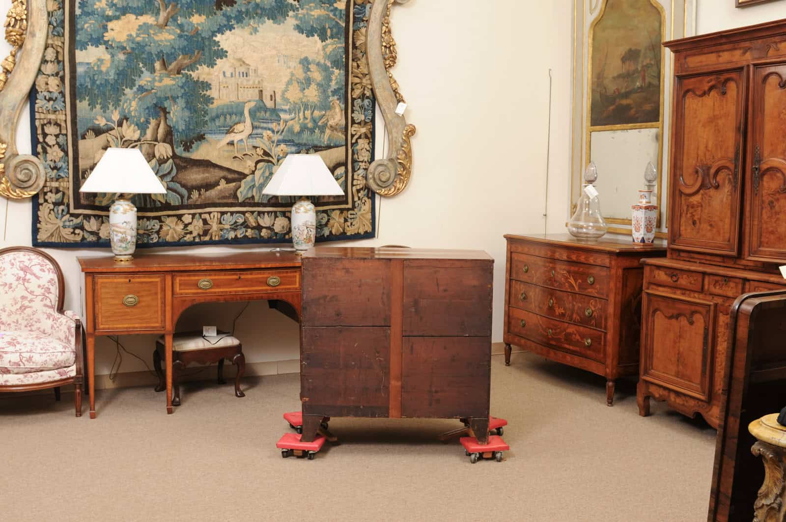 English 19th Century Mahogany Bowfront Chest with reeded edge, Graduated 4 Drawers and Shaped Apron - Image 10