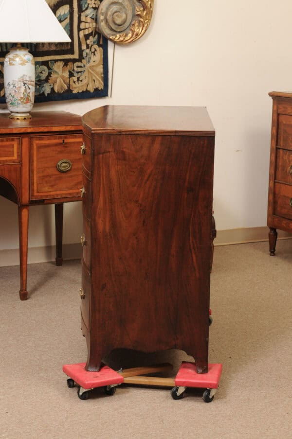 English 19th Century Mahogany Bowfront Chest with reeded edge, Graduated 4 Drawers and Shaped Apron - Image 12