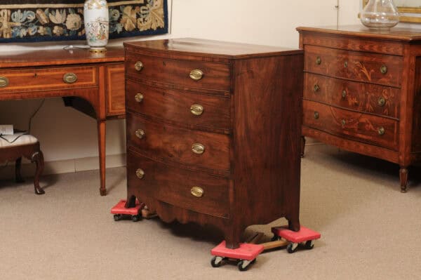 English 19th Century Mahogany Bowfront Chest with reeded edge, Graduated 4 Drawers and Shaped Apron - Image 13
