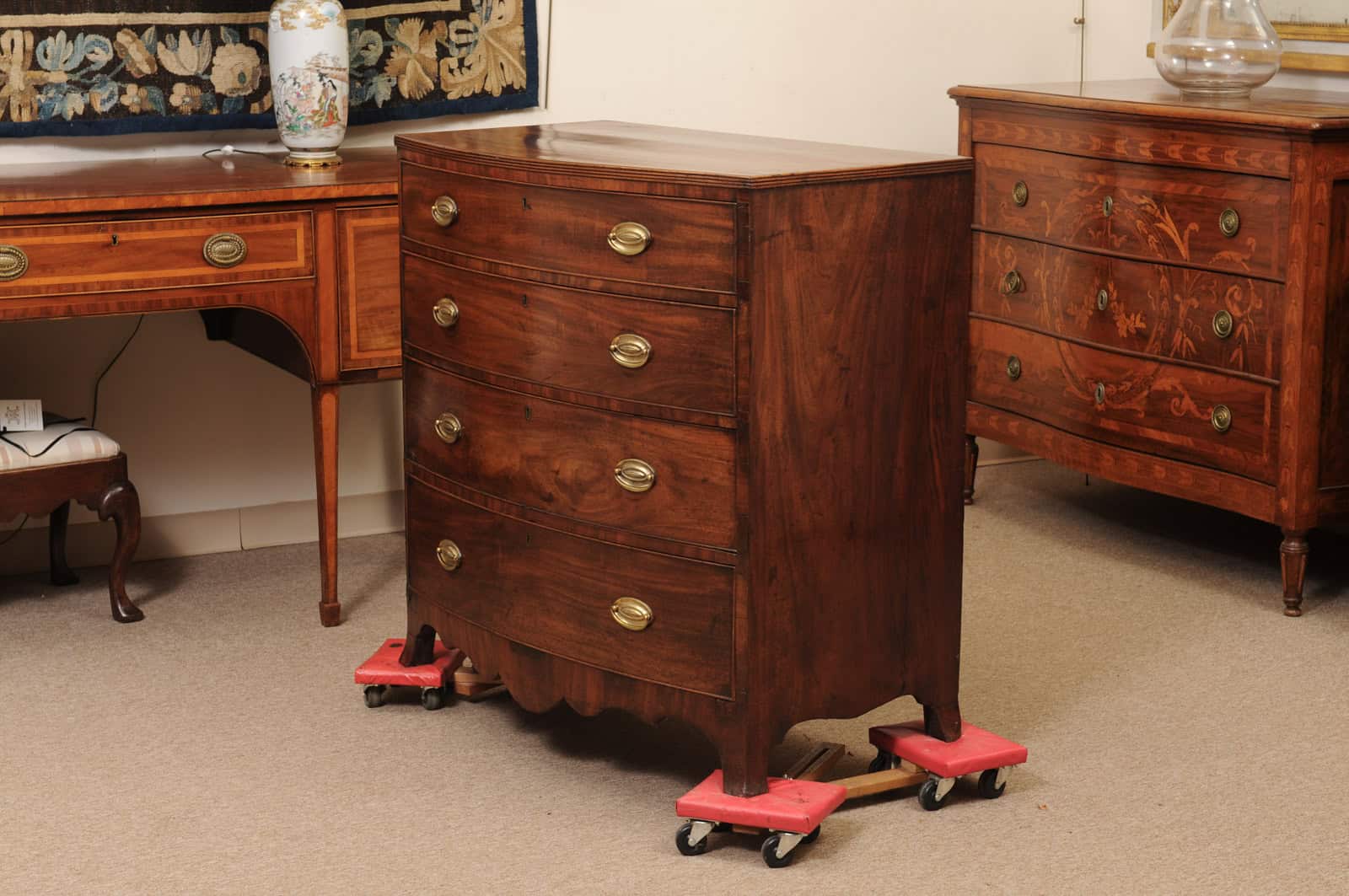 English 19th Century Mahogany Bowfront Chest with reeded edge, Graduated 4 Drawers and Shaped Apron - Image 13